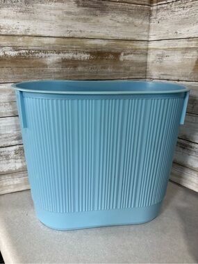 Vintage Rubbermaid bright sky/baby Blue  ribbed oval garbage can